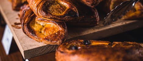 Una bandeja de pasteles sobre una tabla de madera con un letrero que dice "kagoi".