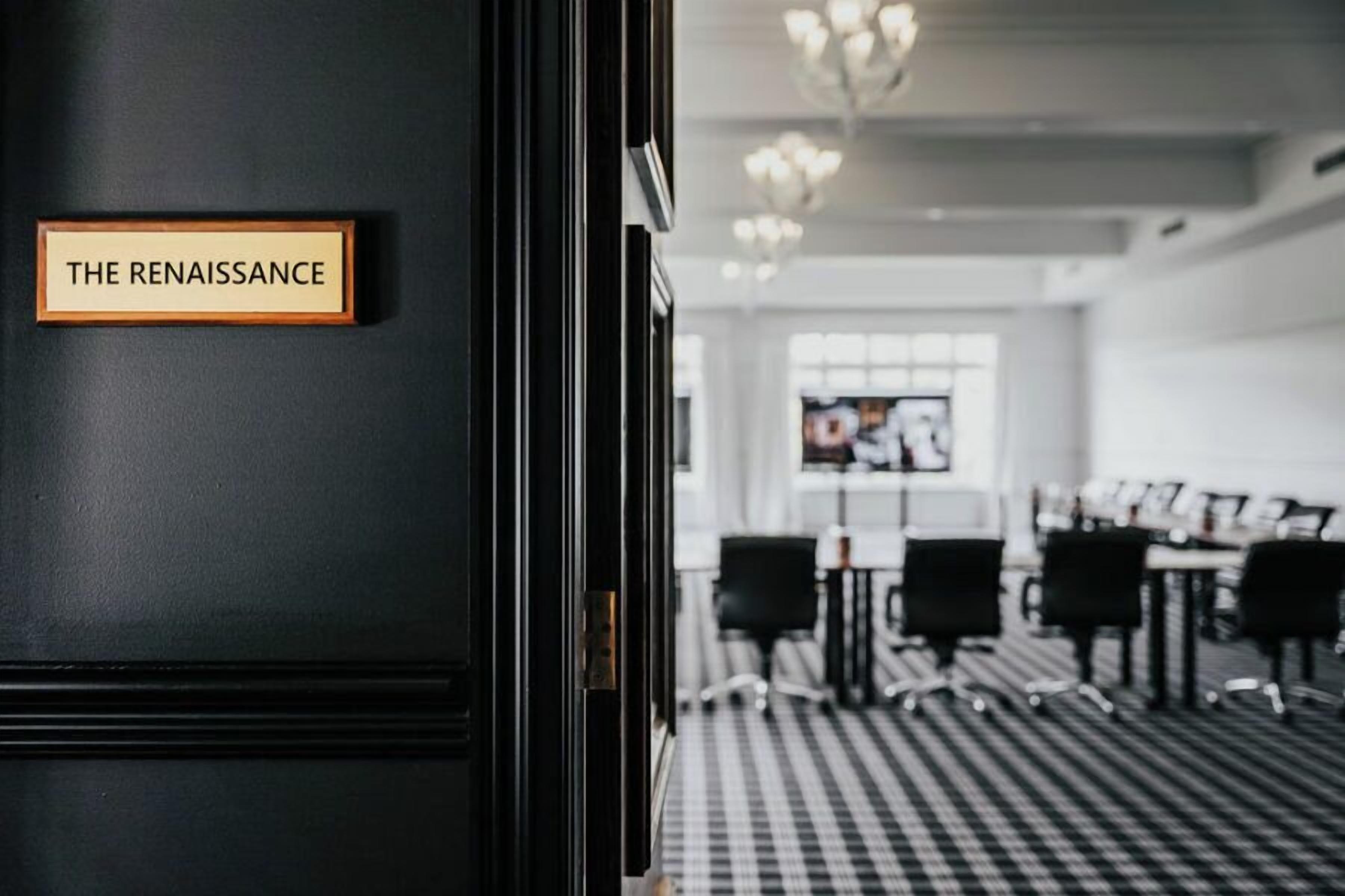 L’entrée d’une chambre d’hôtel, avec une enseigne indiquant : « THE RENAISSANCE ».