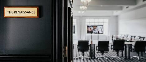 L’entrée d’une chambre d’hôtel, avec une enseigne indiquant : « THE RENAISSANCE ».