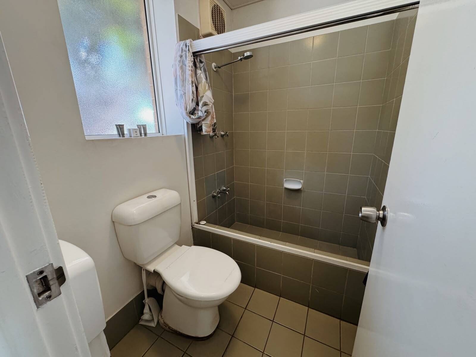 Un baño con inodoro, ducha y lavabo.