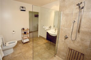 Premium Studio Suite, 1 King Bed, Non Smoking, Mountain View | Bathroom | Free toiletries, hair dryer, bathrobes, heated floors - Marchmont Gardens (Hanmer Springs)