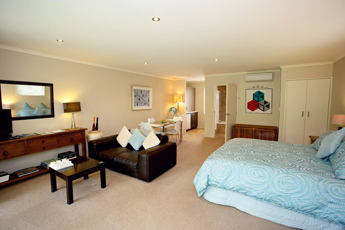 Premium Studio Suite, 1 King Bed, Non Smoking, Mountain View (Mt Dunblane self cater) | Premium bedding, in-room safe, desk, laptop workspace