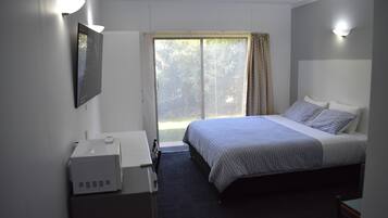 Deluxe Room | Desk, iron/ironing board, free WiFi, bed sheets