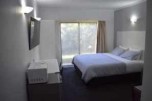 Quarto luxo | Escrivaninha, ferros/tábuas de passar roupa, Wi-Fi de cortesia