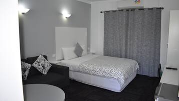 Standard-huone, tupakointi kielletty, parveke (Queen Room) | Työpöytä, silitysrauta/-lauta, ilmainen Wi-Fi, vuodevaatteet