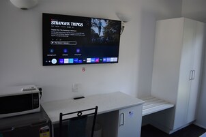 Quarto luxo | Escrivaninha, ferros/tábuas de passar roupa, Wi-Fi de cortesia