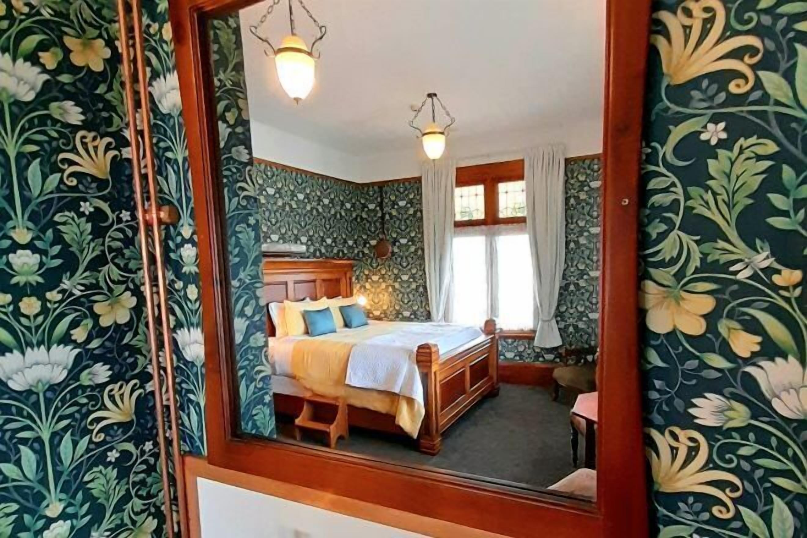 Individually decorated, iron/ironing board, free WiFi, bed sheets