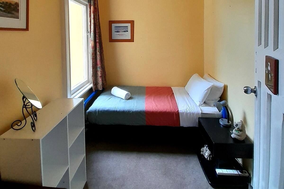 Individually decorated, iron/ironing board, free WiFi, bed sheets