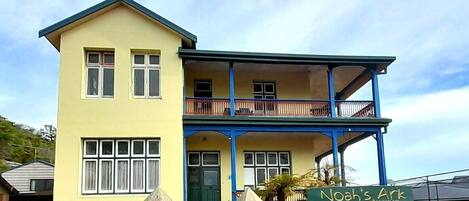 Vista frontal de la propiedad