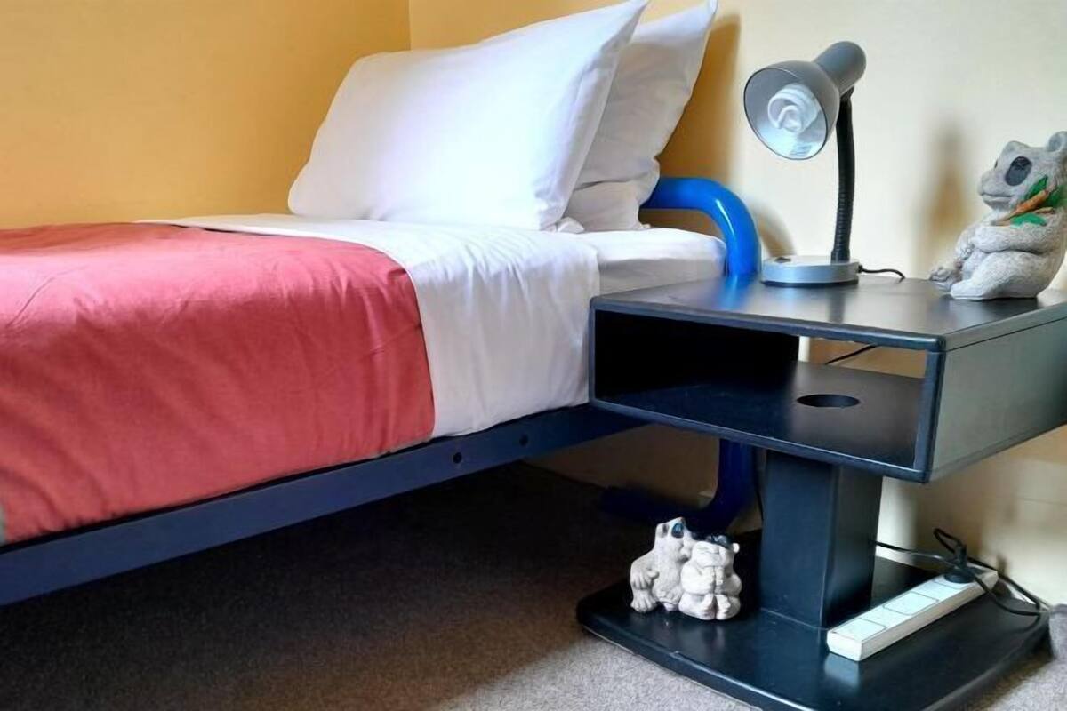 Individually decorated, iron/ironing board, free WiFi, bed sheets