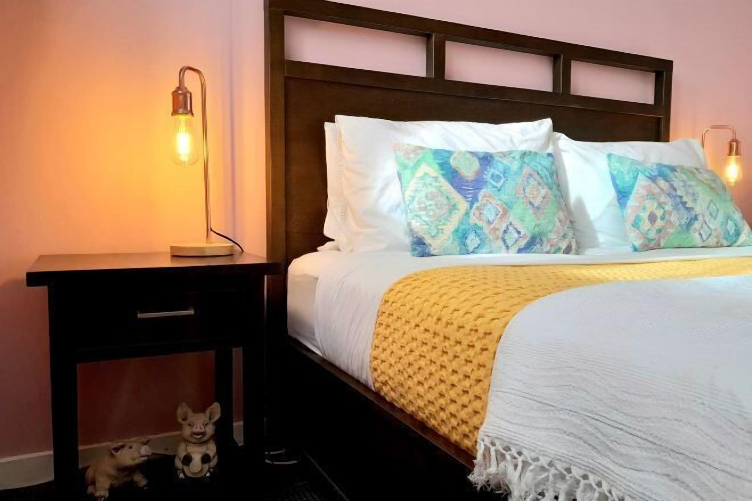 Individually decorated, iron/ironing board, free WiFi, bed sheets