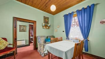 Frigobar, microondas, tostadora, utensilios de cocina