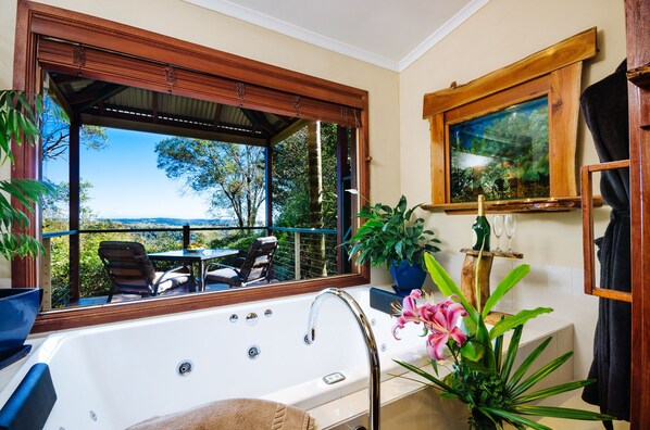 Separate tub and shower, jetted tub, free toiletries, hair dryer - Lillypilly's Cottages & Day Spa (Balmoral Ridge)