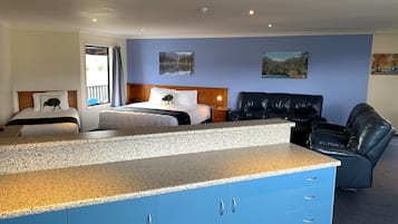 One Bedroom Apartment, Multiple Beds, Non Smoking, Full Kitchen (Upstairs) | 1 slaapkamer, gratis wifi, beddengoed