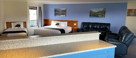 One Bedroom Apartment, Multiple Beds, Non Smoking, Full Kitchen (Upstairs) | 1 sovrum, gratis wi-fi och sängkläder