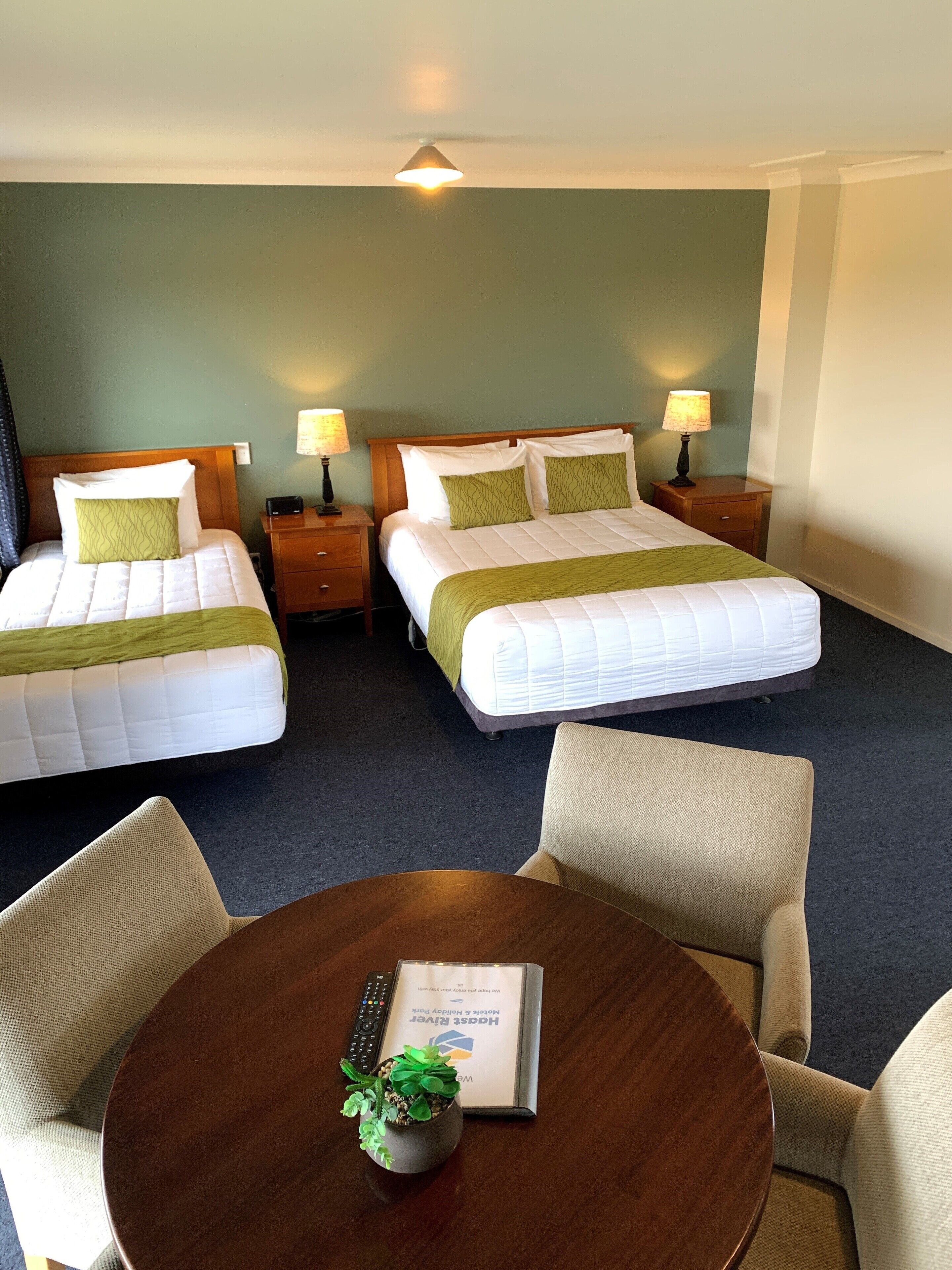 Family Studio, Multiple Beds, Non Smoking, Kitchenette (Upstairs)  | บริเวณนั่ง  เล่น | สมาร์ททีวี