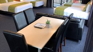 Superior Studio, Multiple Beds, Non Smoking, Kitchenette (Upstairs) | 무료 WiFi, 침대 시트
