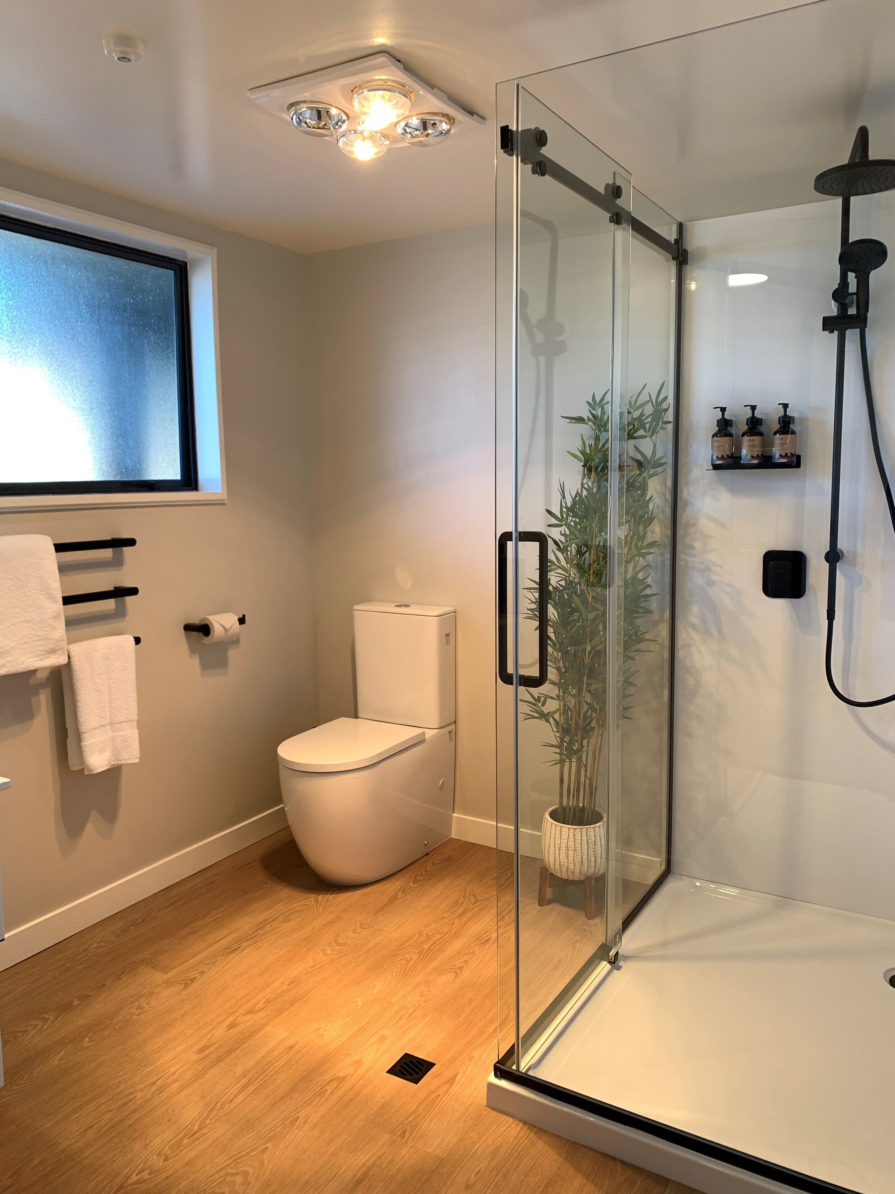 Family Studio, Multiple Beds, Non Smoking, Kitchenette (Ground)  | ห้องน้ำ | ฝักบัว, ผ้าเช็ดตัว