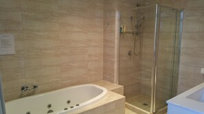 Studio Spa Room | Bathroom