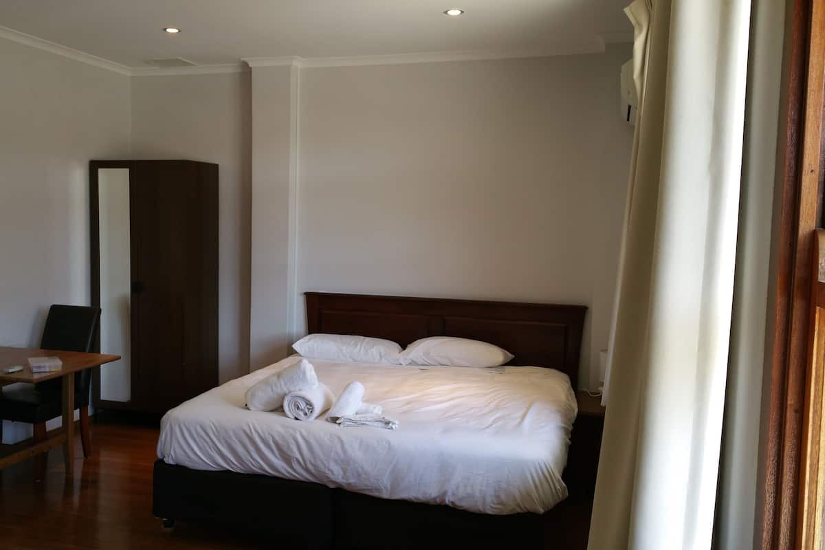 Studio Standard, non-fumeur, cuisinette (Studio Spa Room) | Fer et planche à repasser, accès au Wi-Fi (inclus), literie fournie