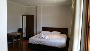 Studio Spa Room | Iron/ironing board, free WiFi, bed sheets - Adelaide House Apartments Fremantle (Fremantle)