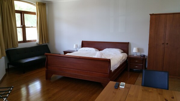 Premium-Studio, 1 King-Bett | Bügeleisen/Bügelbrett, kostenloses WLAN, Bettwäsche