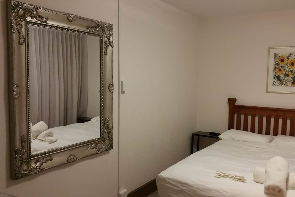 Estudio estándar, para no fumadores, cocineta (Studio Room (inside room)) | Tabla de planchar con plancha, wifi gratis y ropa de cama