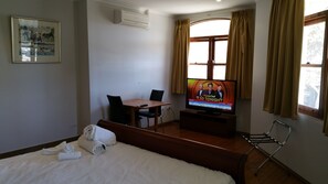 Premium Studio, 1 King Bed | Room amenity