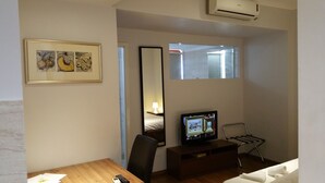 Studio Spa with Kitchen | Iron/ironing board, WiFi (free), bed sheets - Adelaide House Apartments Fremantle (Fremantle)