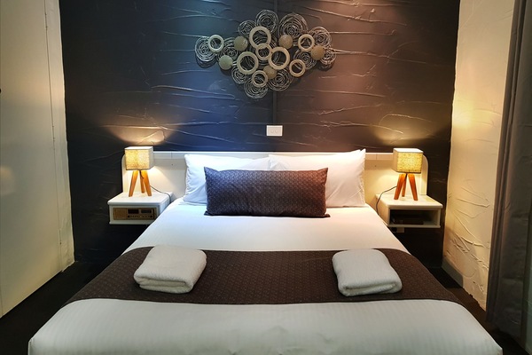 1 habitación, tabla de planchar con plancha, wifi gratis y ropa de cama