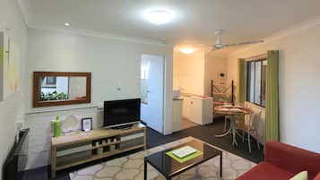 Standaard suite, 1 slaapkamer, niet-roken, kitchenette (Queen Double Room) | Woonruimte | Een 50-inch flatscreentelevisie met digitale zenders en televisie