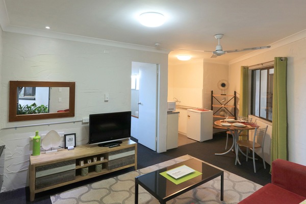 Standard Suite, 1 Bedroom, Non Smoking, Kitchenette (Queen Double Room) | Living area