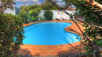 Utomhuspool och solstolar