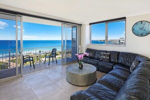 標準客房, 3 間臥室, 海景 | 起居區 | 42-吋平面電視、數位頻道、LED 液晶電視、 DVD 播放機