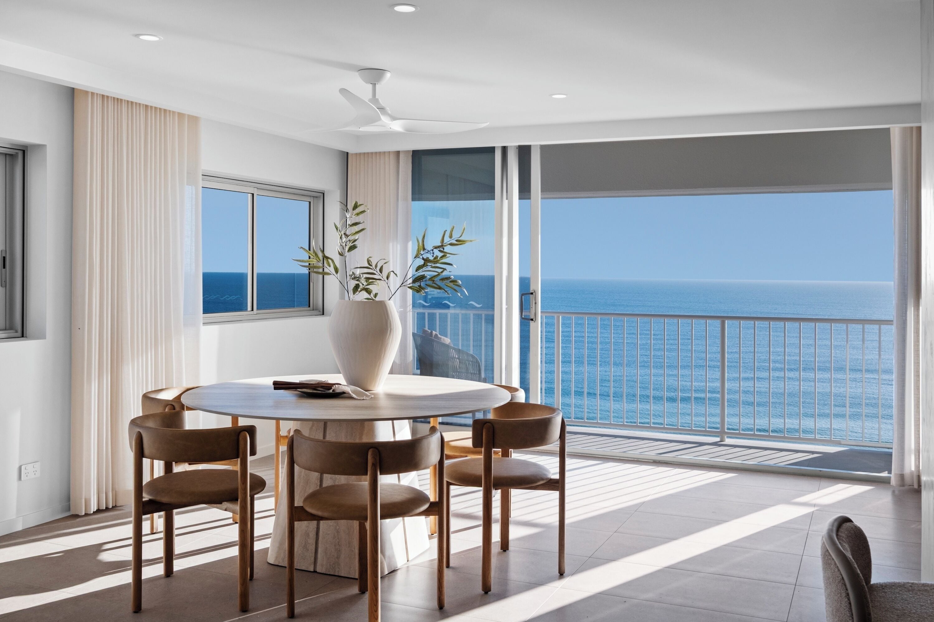 2 Bedroom Ocean View Penthouse | Essbereich im Zimmer