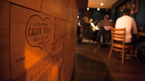 Una pared de madera con el logotipo del Chateau Calon Segur y un cartel que indica la ubicación en Saint-Étienne, Medoc.