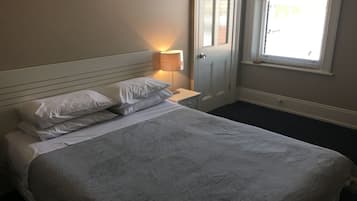 Standard Room, 1 Queen Bed, Non Smoking (Queen) | Iron/ironing board, free WiFi