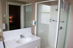 Shower, towels - Sporties Hotel (Launceston)