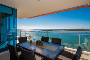 Appartement, 2 chambres, accès piscine, rez-de-chaussée | Balcon