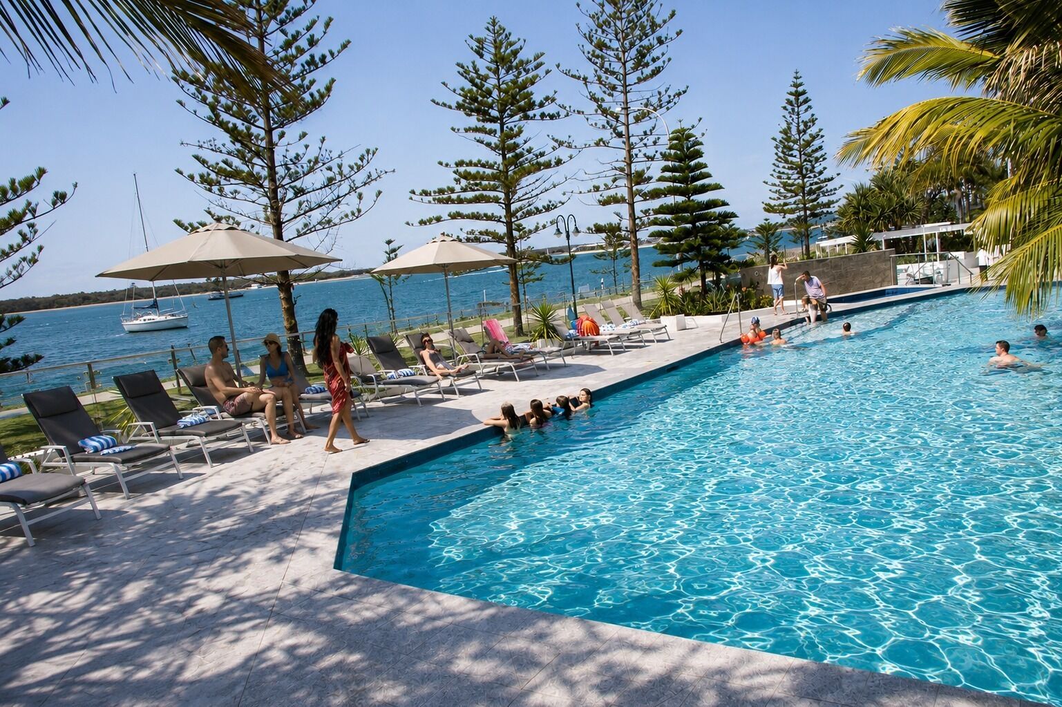 Piscine extérieure, piscine chauffée, parasols de plage, chaises longues