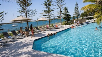 Piscine extérieure, piscine chauffée, parasols de plage, chaises longues