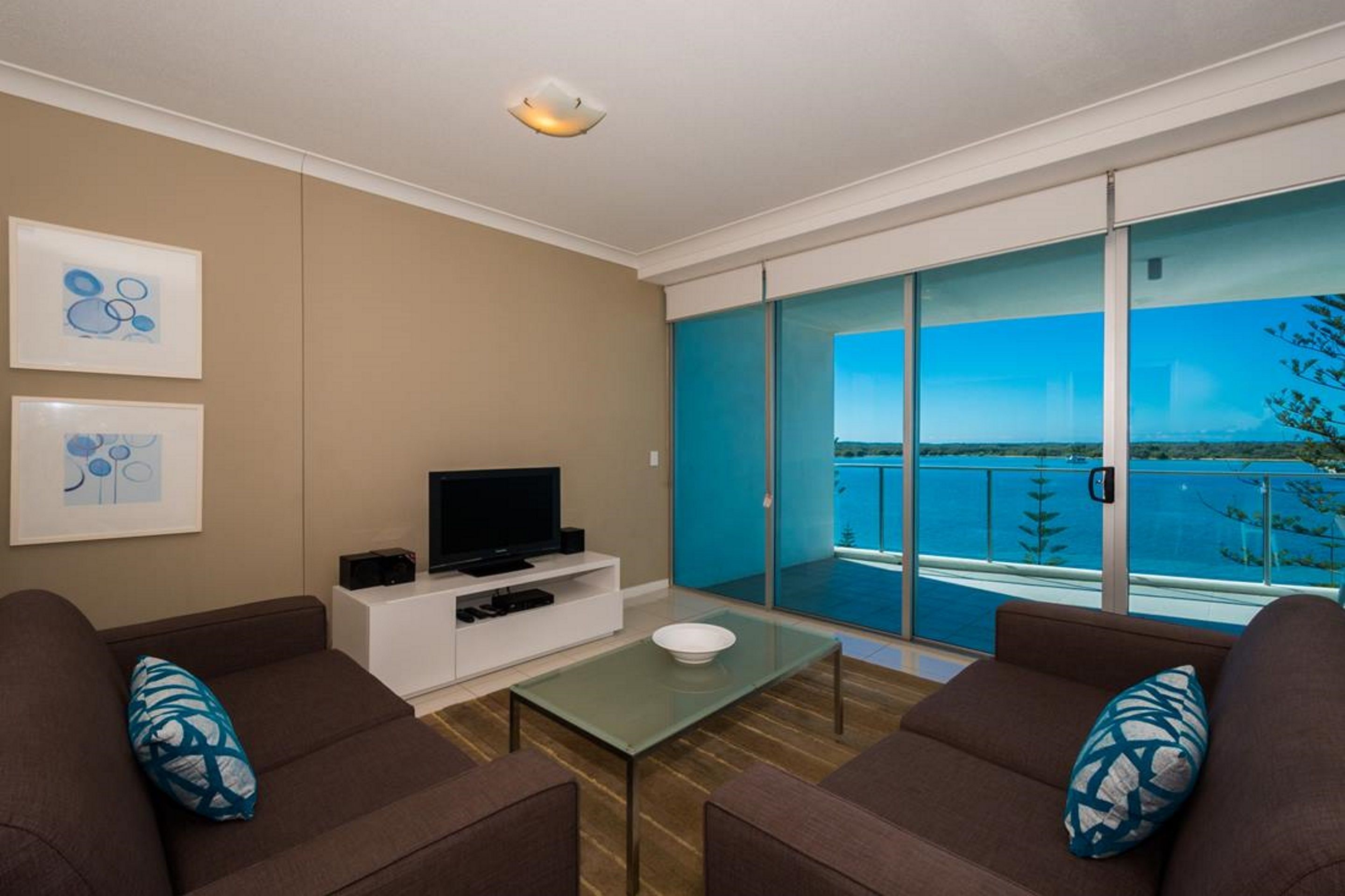 Silvershore Apartments on the Broadwater — image 8