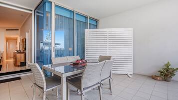 Two Bedroom Apartment (Pool Access) | Individuell dekoriert, individuell eingerichtet, Bügeleisen/Bügelbrett