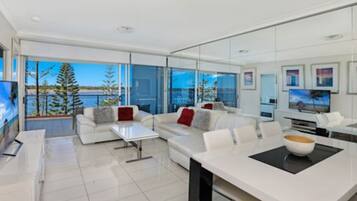 2 Bedroom Superior Apartment with Broadwater View | Living area | 29-inch flat-screen TV with digital channels, TV