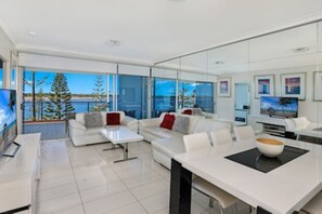 2 Bedroom Superior Apartment with Broadwater View | Living area