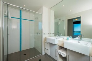 Duschwanne, kostenlose Toilettenartikel, Haartrockner, Handtücher