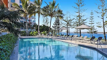 Piscina externa, piscina aquecida, guarda-sóis, espreguiçadeiras