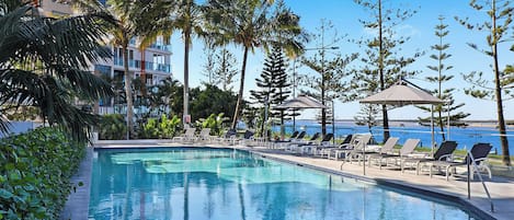 Utomhuspool, uppvärmd pool, parasoller och solstolar