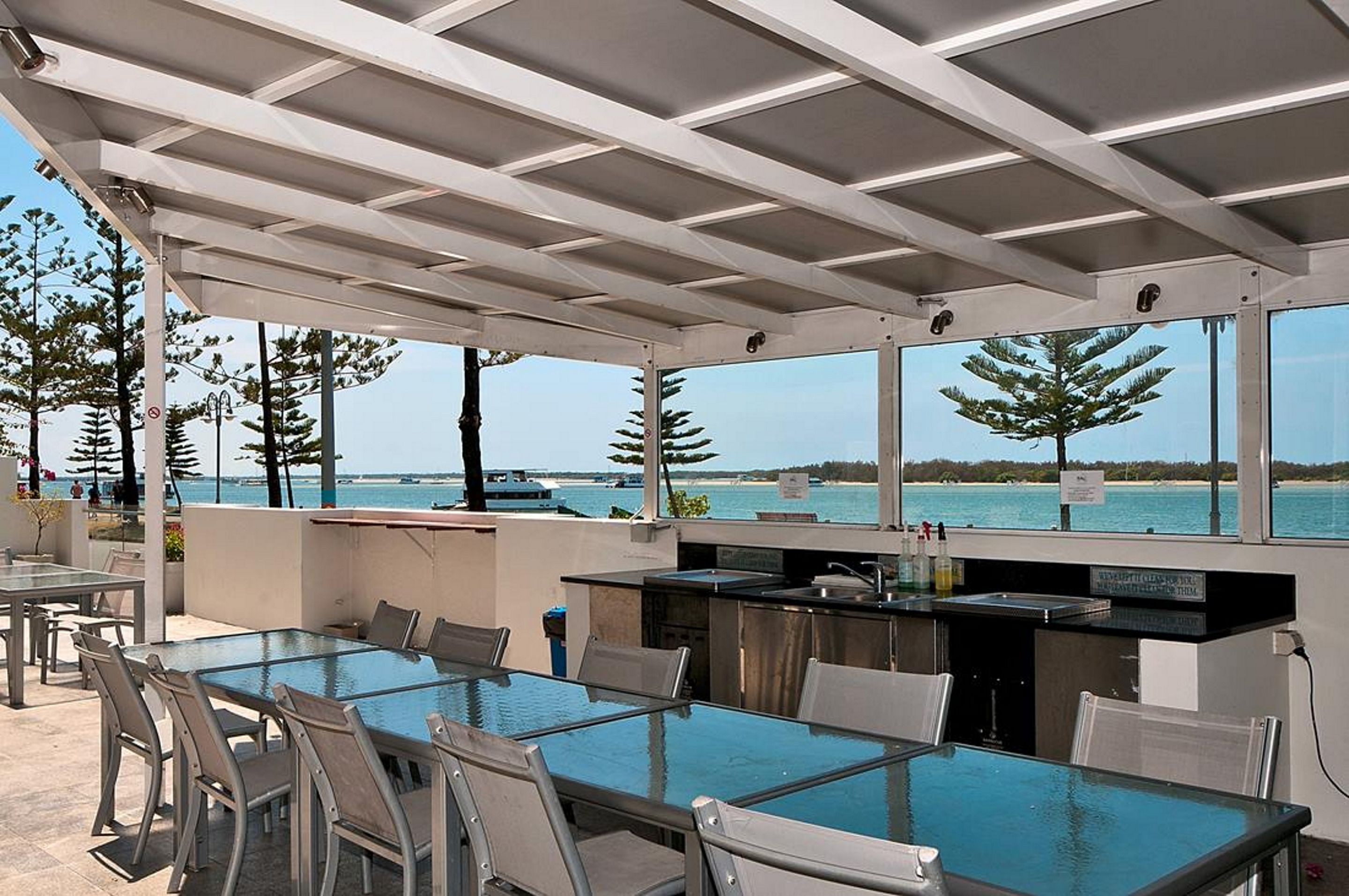 Silvershore Apartments on the Broadwater — image 22