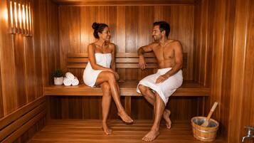 Una sauna con bancos de madera y un cubo.